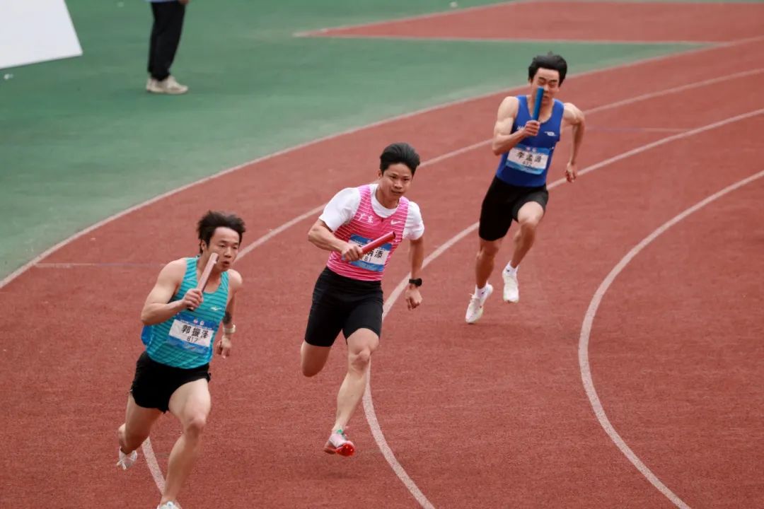 福建选手在田径赛场上夺得金牌