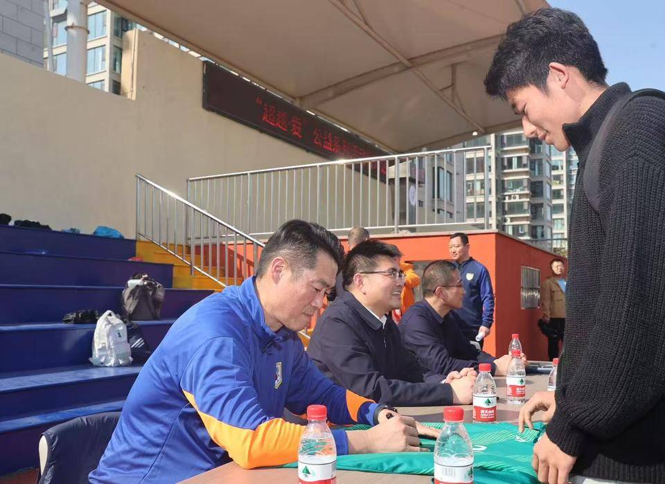 足球俱乐部开展公益活动，传递正能量